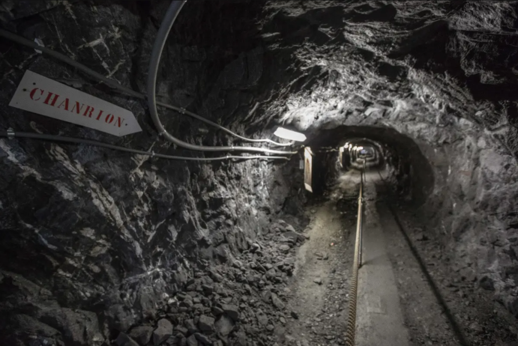 Passage particulier dans une galerie à proximité du Barrage de Mauvoisin.