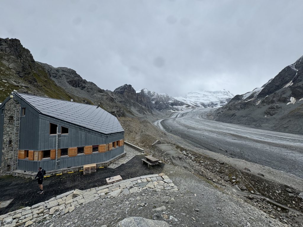La Cabane de Panossière, perchée à côté du glacier, fut notre première halte.