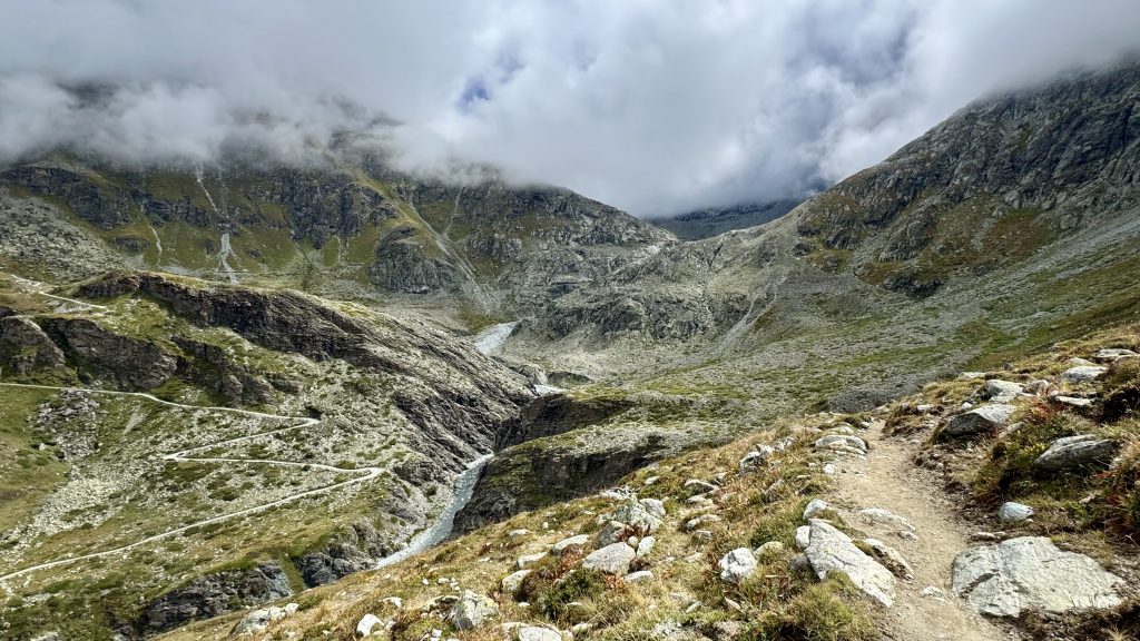 Parfois minéral, parfois verdoyant, le Grand Tour des Combins offrent une belle expérience alpine, tout en restant accessible.