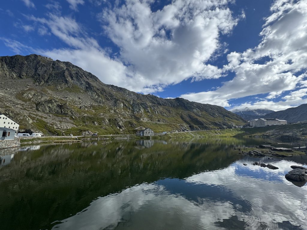Vue sur l'Hospice du Grand-Saint-Bernard