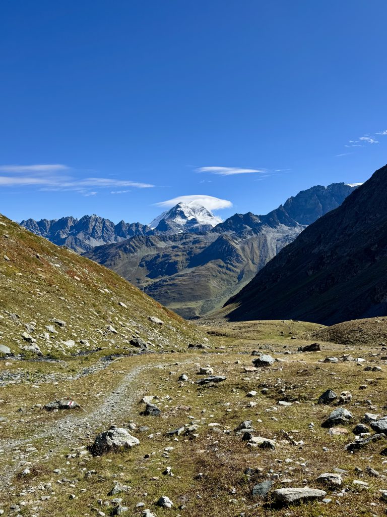 Le Grand Combin, omniprésent sur l'itinéraire, culmine à 4.314 mètres.