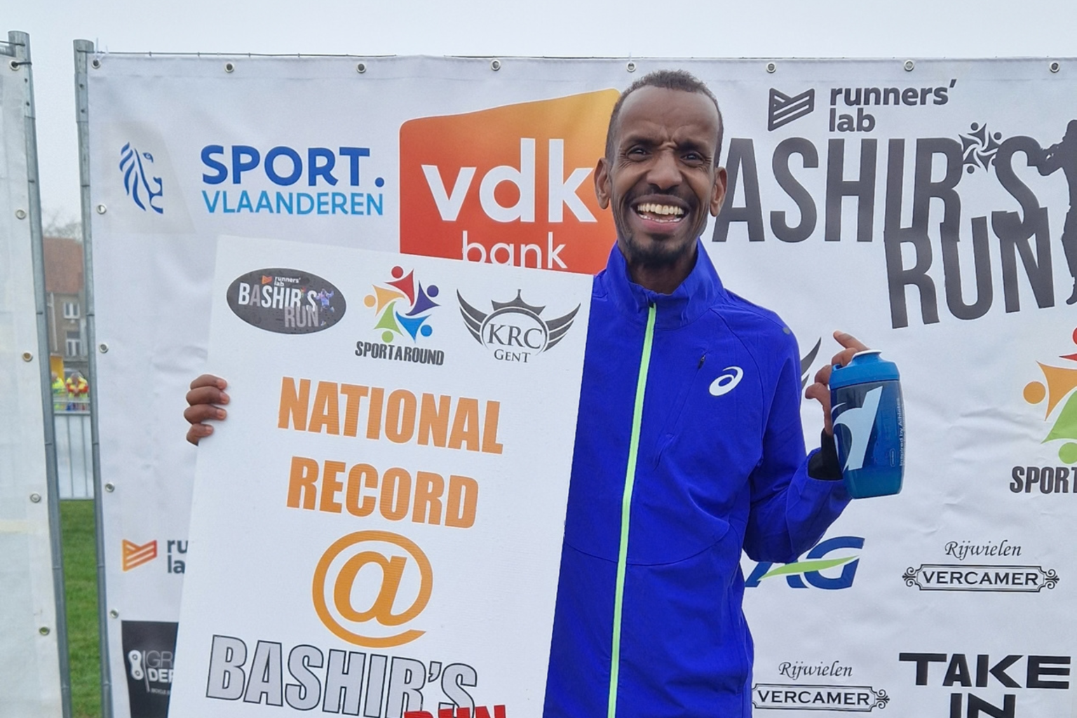 Bashir Abdi, souriant, après son nouveau record de Belgique
