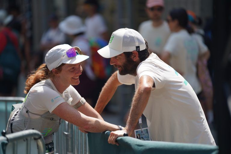 Hélène Dassy, ici à l'arrivée du marathon du Mont-Blanc avec son entraîneur et compagnon Renan Gossiaux, s'est imposée sur l'X-Alpine, dans le cadre du Trail Verbier Saint-Bernard by UTMB.